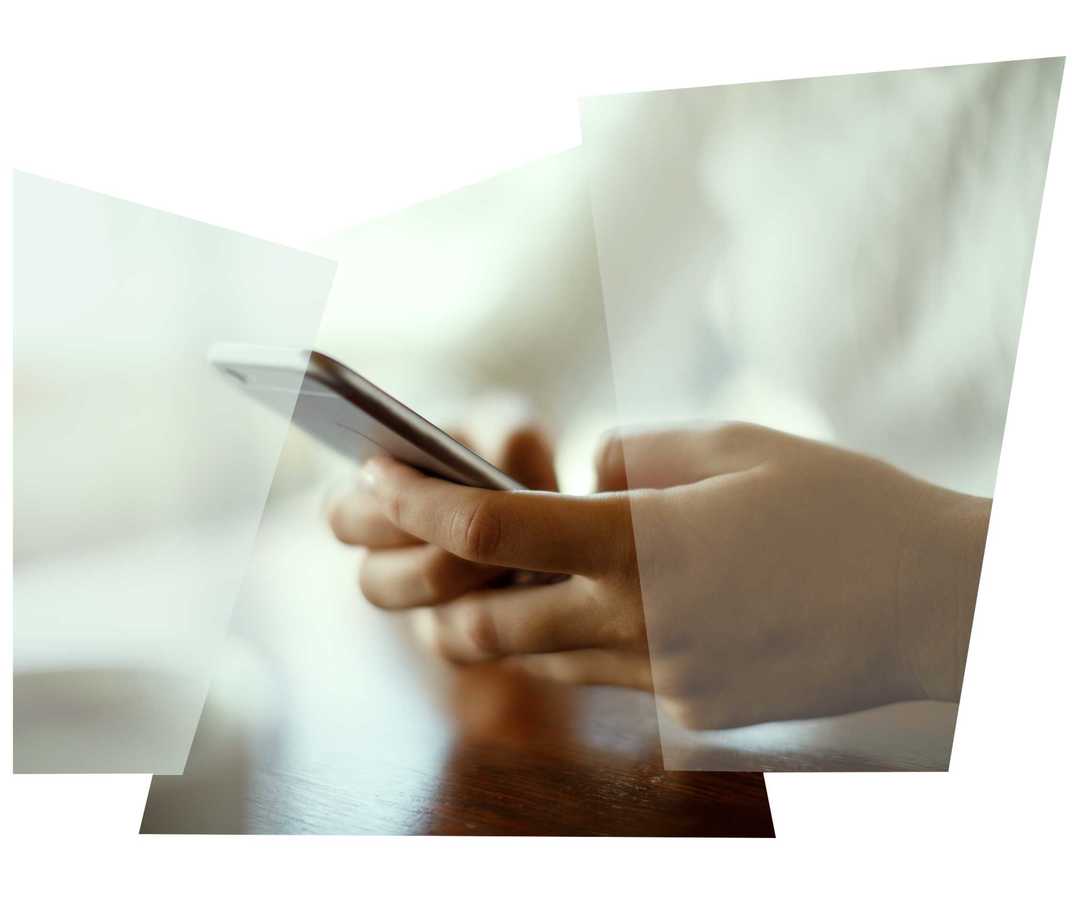 Eine Person tippt etwas auf ihrem Smartphone
