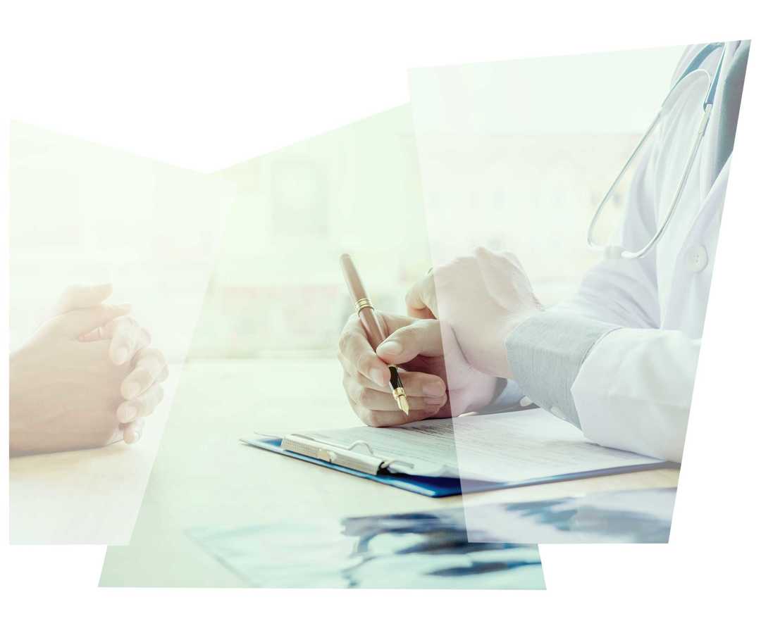 Eine Ärztin notiert sich etwas