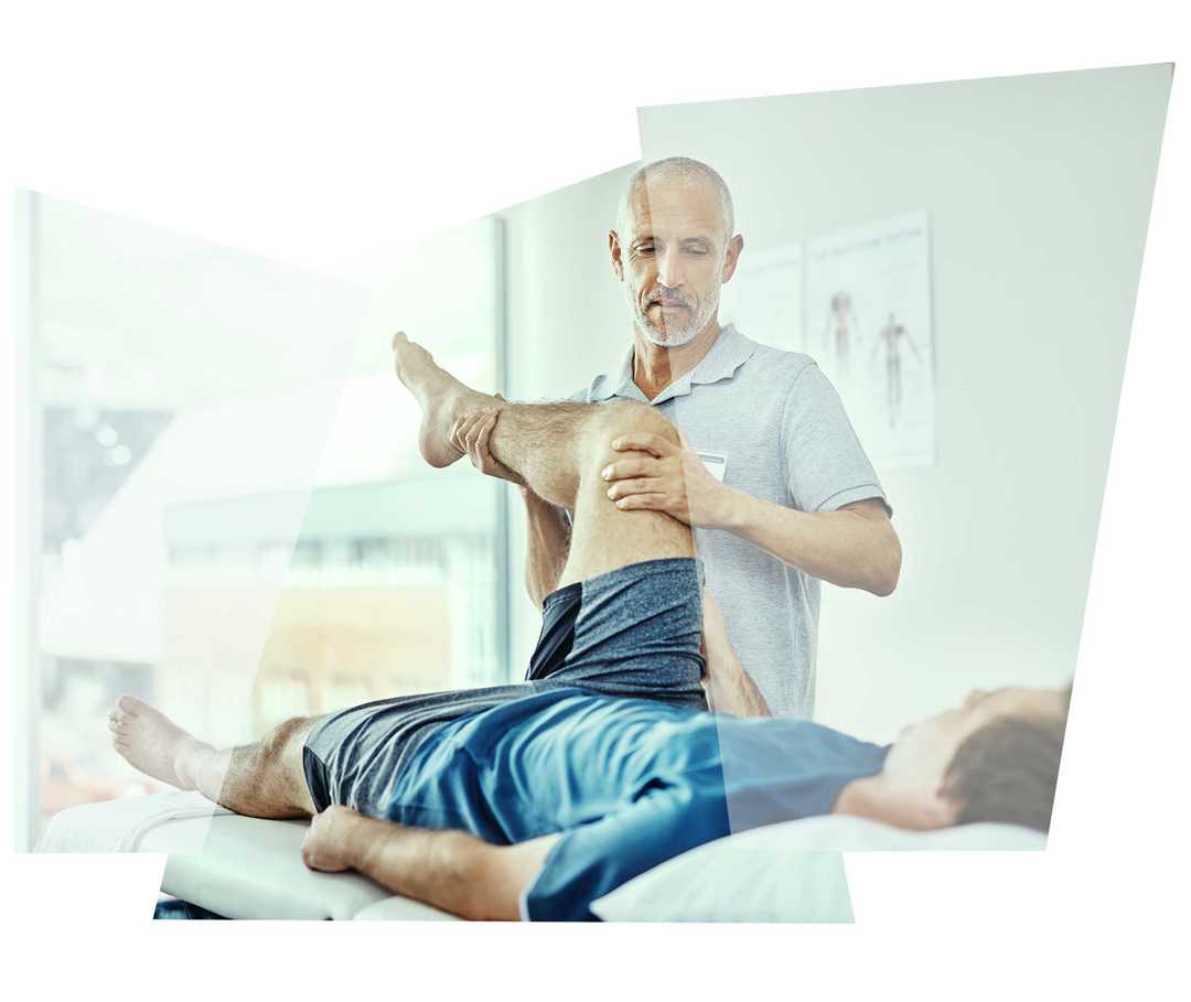 Ein Physiotherapeut behandelt einen Patienten Ein Physiotherapeut behandelt einen Patienten