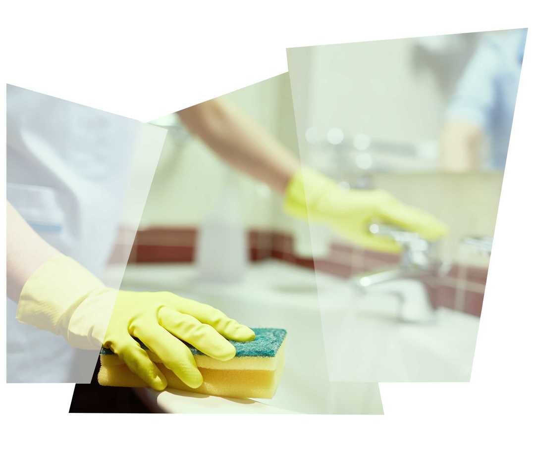 Eine Person putzt mit Haushaltshandschuhen Eine Person putzt mit Haushaltshandschuhen