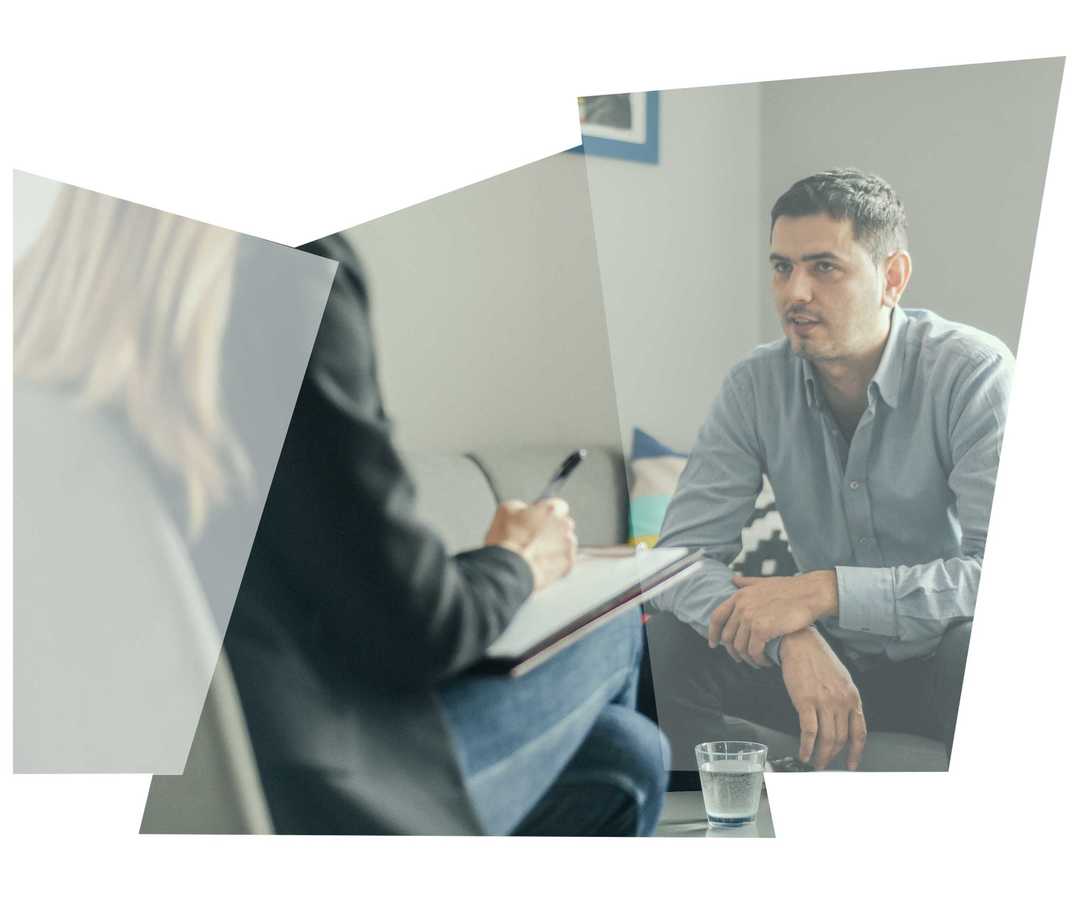 Ein Mann bei einer Beratung bei der GKV