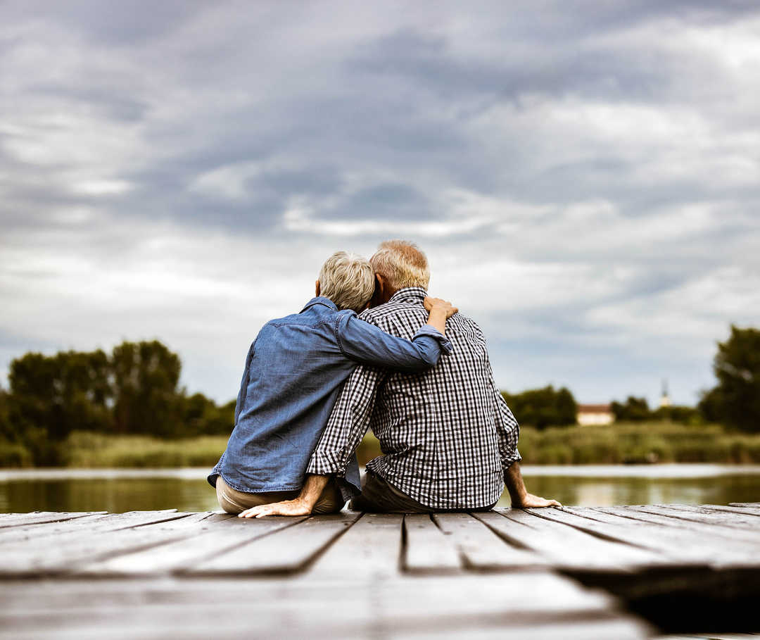Leben mit NET: Ein Paar sitzt auf einem Steg