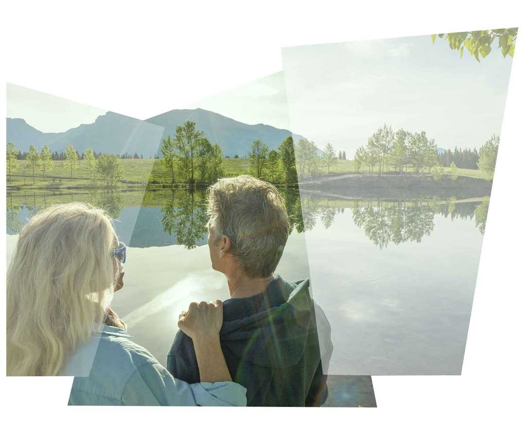 Ein Paar schaut gemeinsam auf einen See