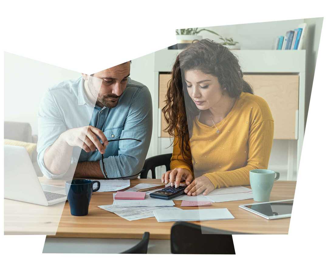 Ein Paar berechnet gemeinsam etwas