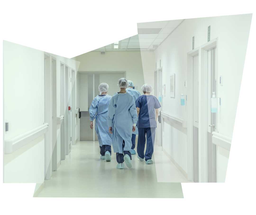 Eine Gruppe Ärzte in einem Krankenhausflur