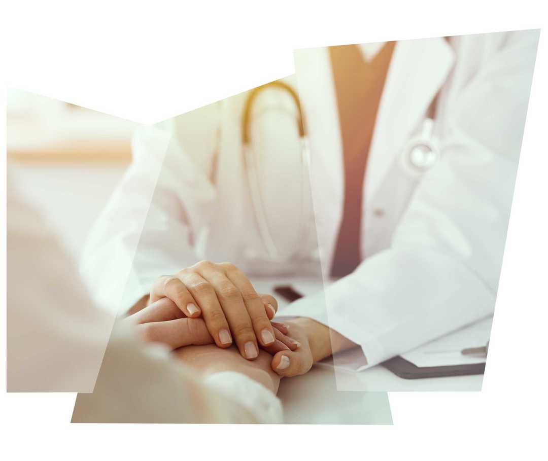 Ein paar Ärzte legen ihre Hände aufeinander