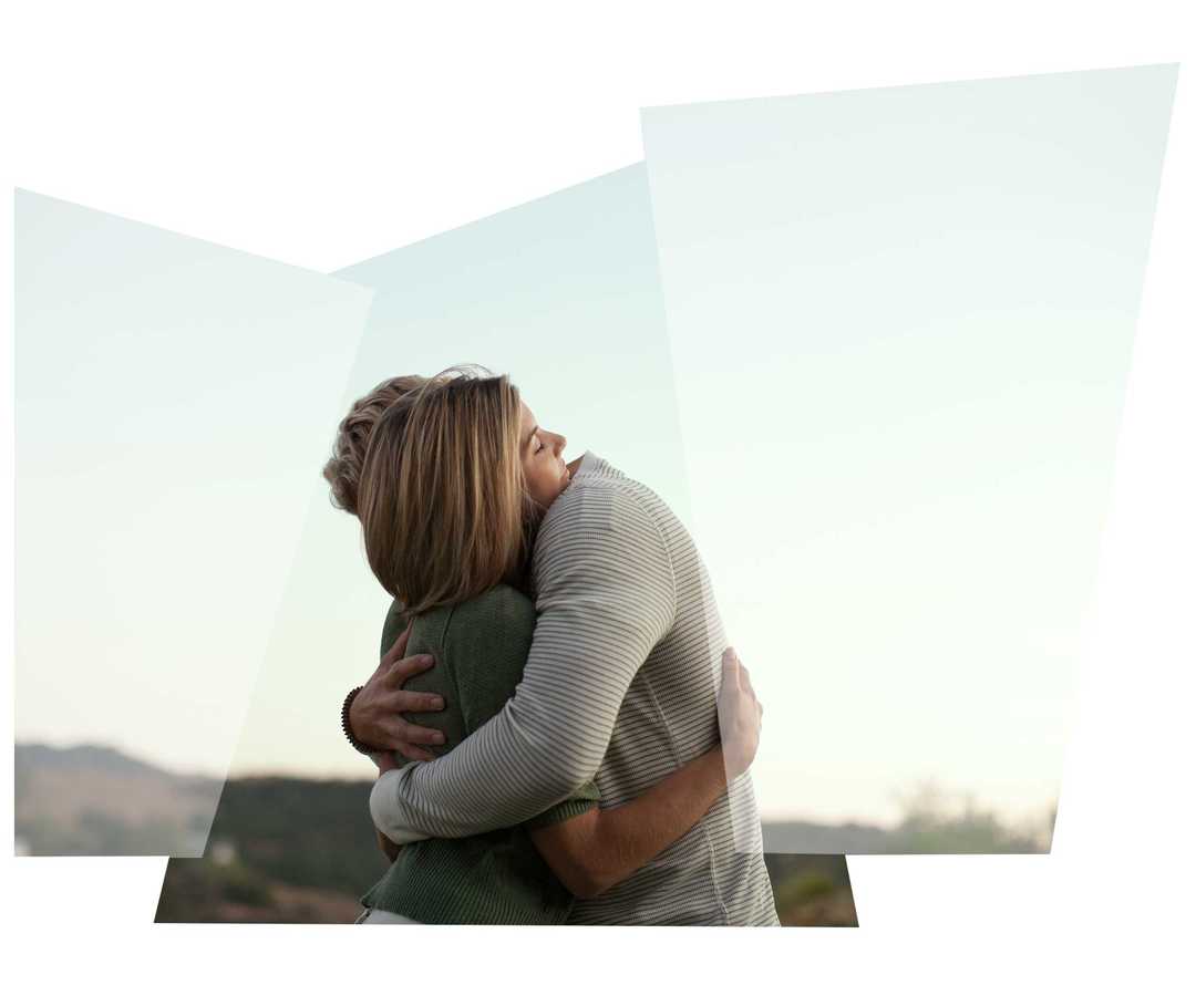 Ein Paar umarmt sich innig