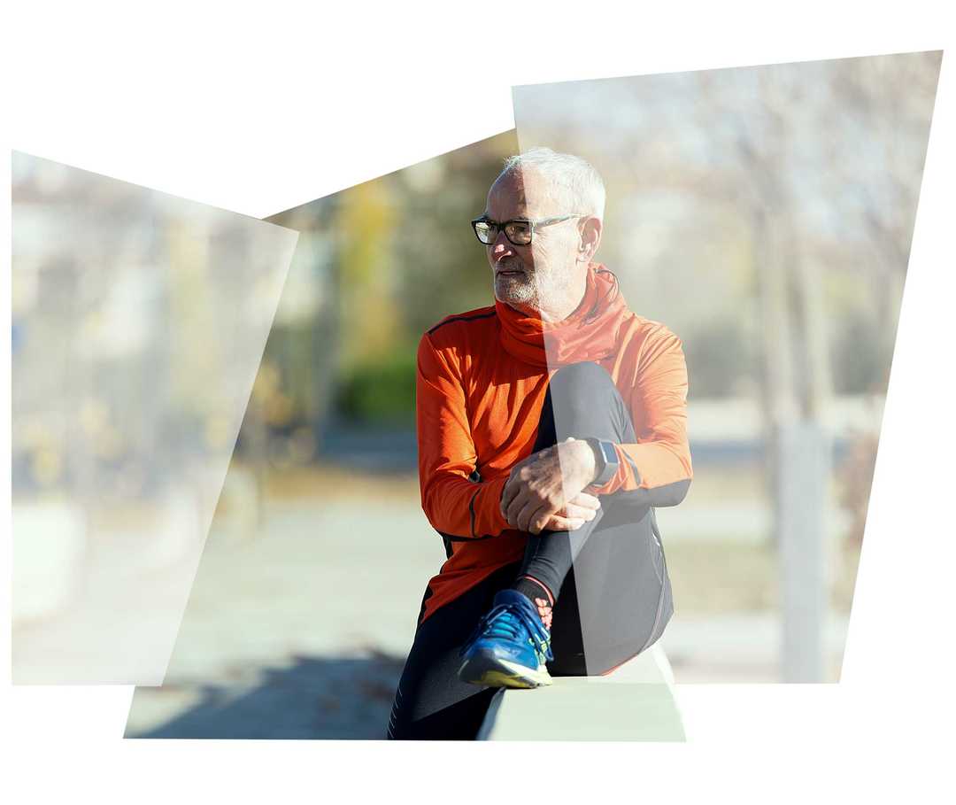 Ein älterer Mann macht eine Pause vom Joggen Ein älterer Mann macht eine Pause vom Joggen