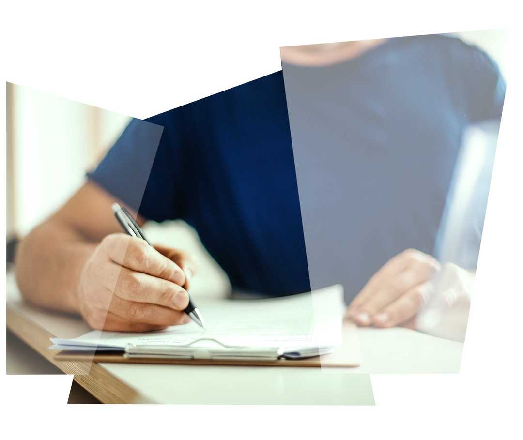 Leben mit NET: Ein Patient füllt einen Antrag zu einem Schwerbehindertenausweis aus