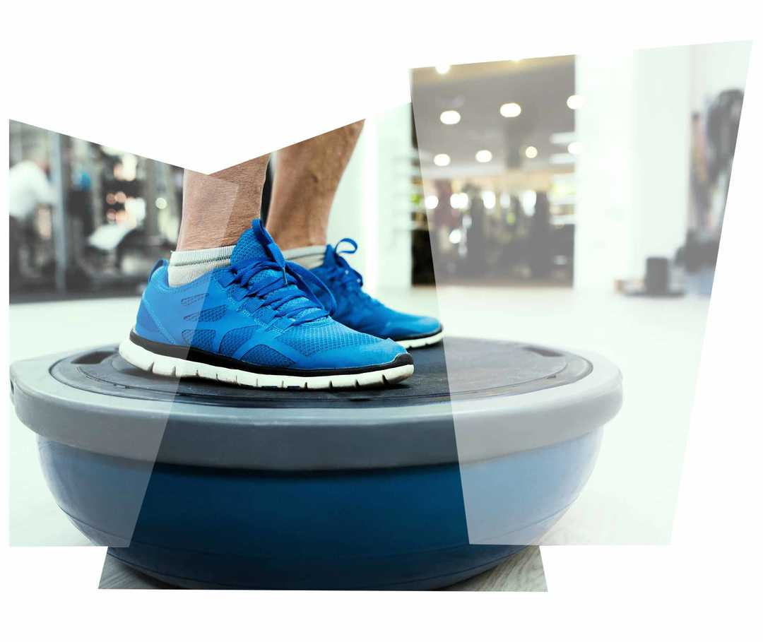 Leben mit NET: Ein Patient trainiert seine Sensomotorik mit einer Gleichgewichtsübung