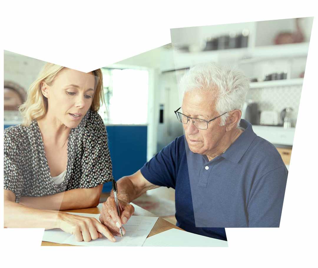 Leben mit NET: Eine Tochter hilft ihrem Vater bei Ausfüllen eines Antrags