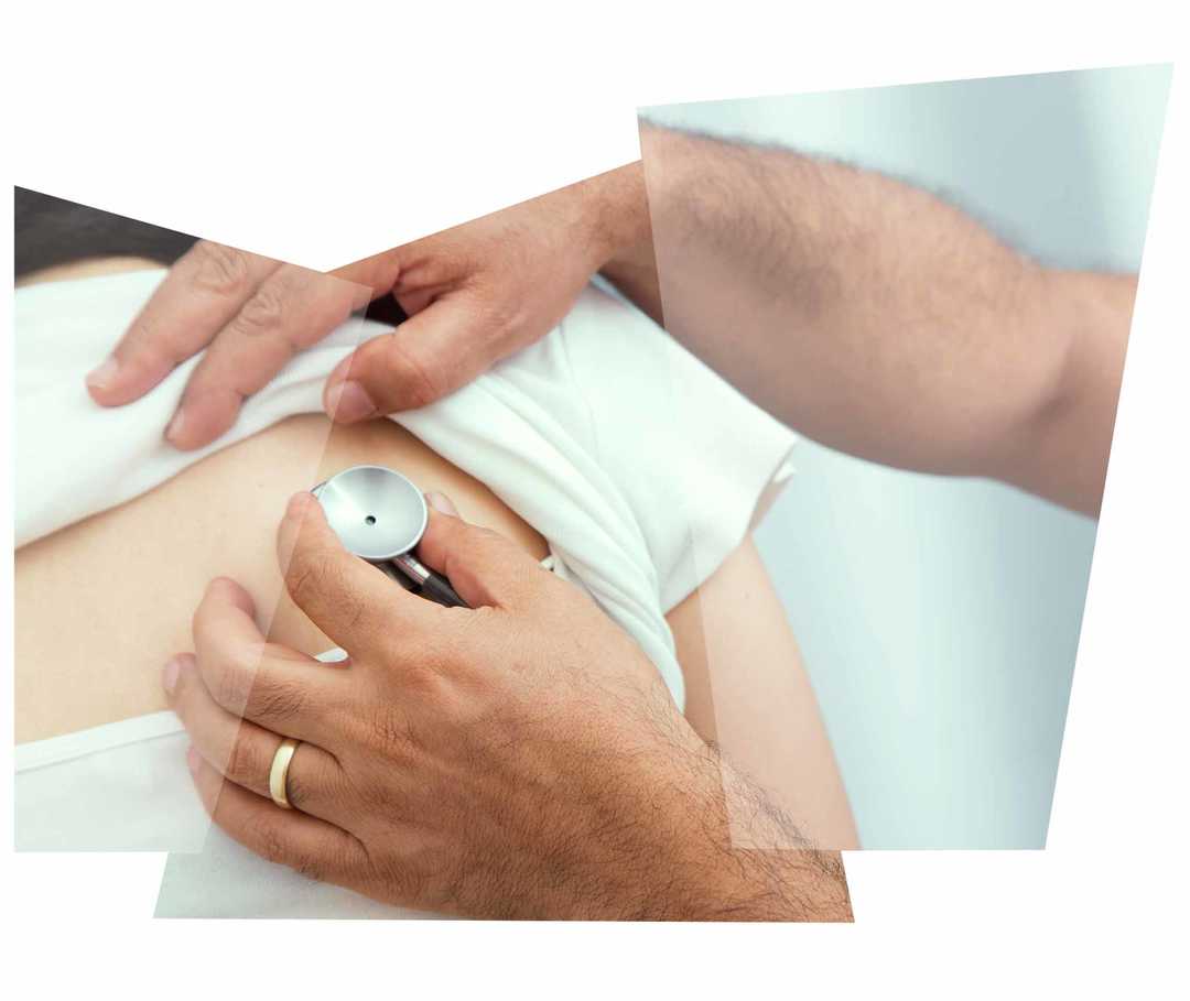 Leben mit NET: Ein Arzt horcht die Lunge eines Patienten ab Leben mit NET: Ein Arzt horcht die Lunge eines Patienten ab