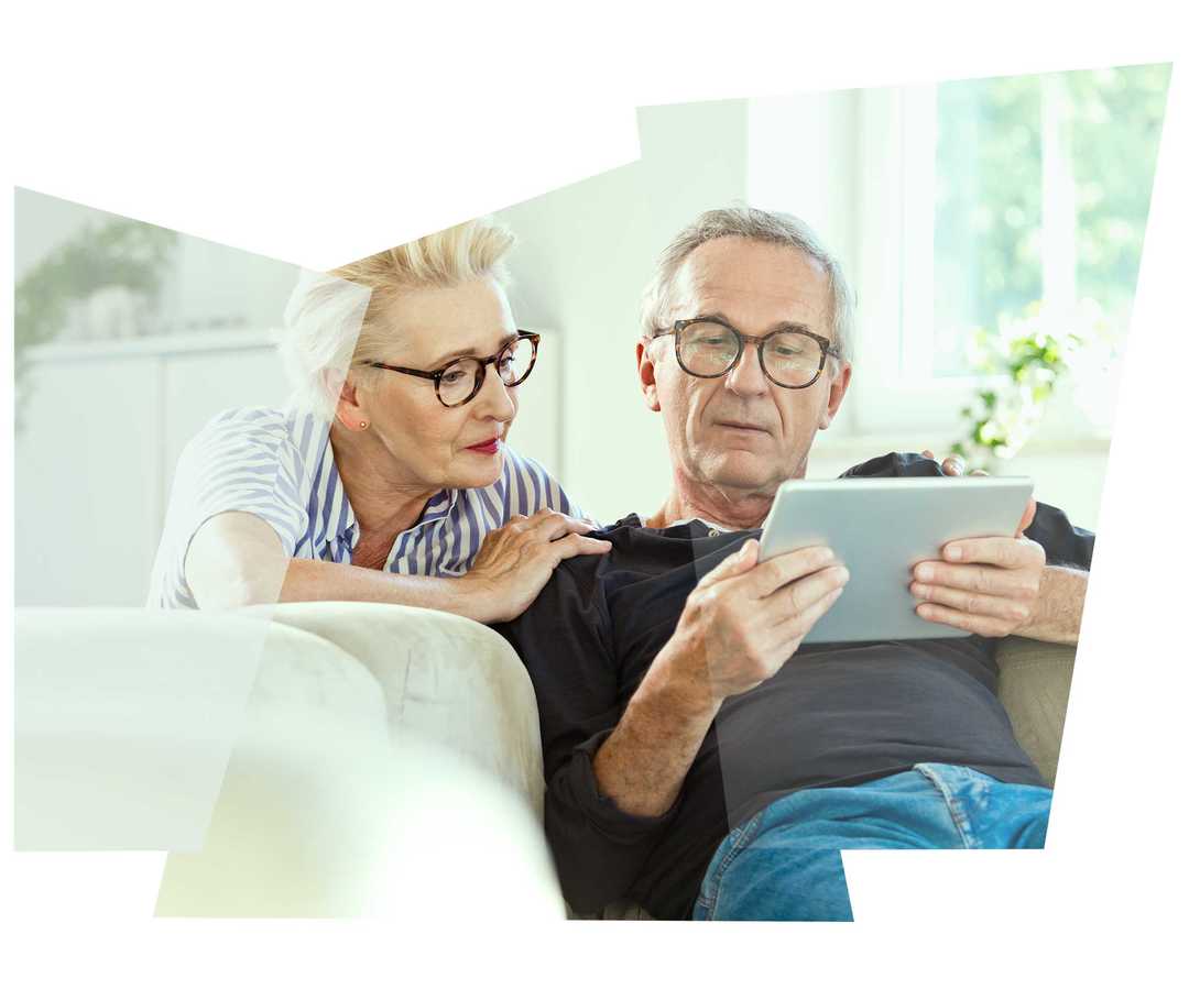 Leben mit NET: Ein älteres Paar informiert sich im Internet über Behandlungsmöglichkeiten bei endokrinen Tumoren Leben mit NET: Ein älteres Paar informiert sich im Internet über Behandlungsmöglichkeiten bei endokrinen Tumoren
