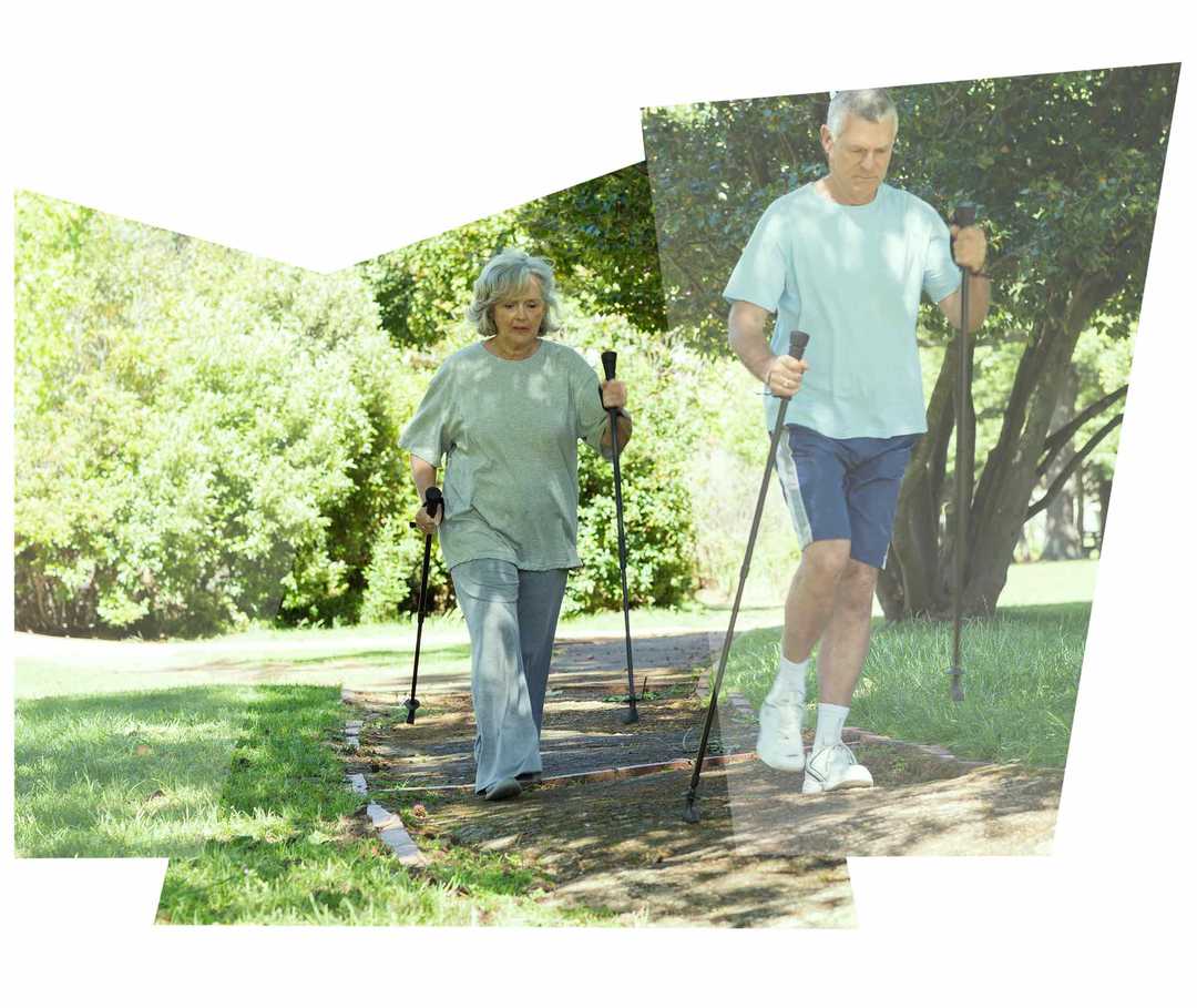 Leben mit NET: Ein älteres Paar beimNordic Walking im Wald Leben mit NET: Ein älteres Paar beimNordic Walking im Wald