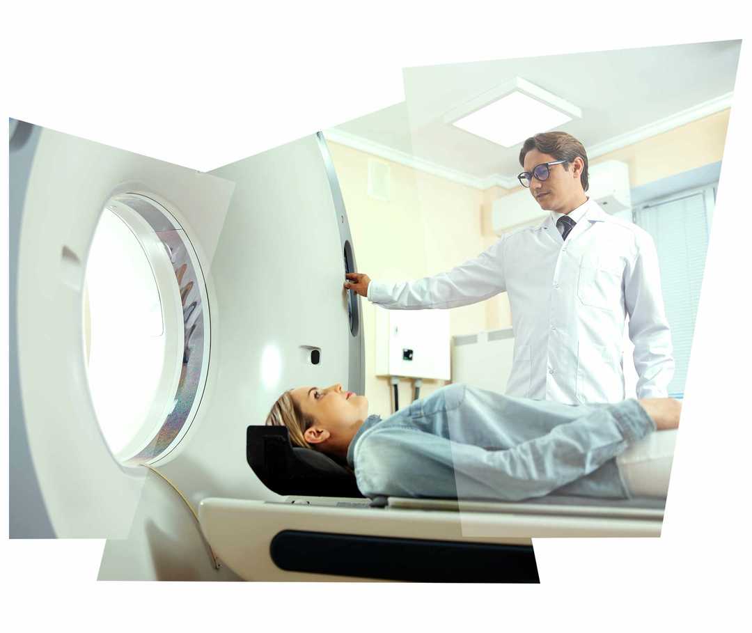 Leben mit NET: Eine Frau wird in einen Computertomografen geschoben