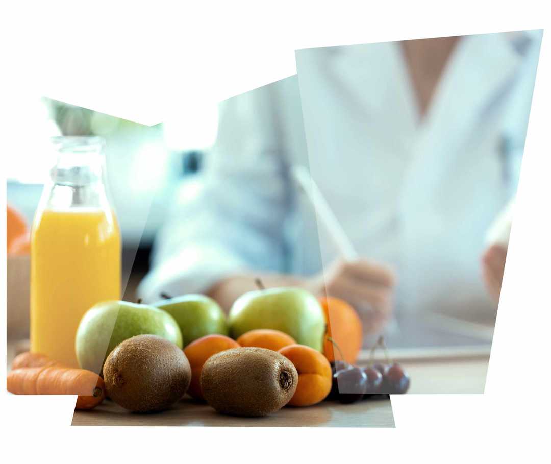 Leben mit NET: Auf dem Tisch einer Ärztin liegen gesunde Lebensmitel wie Obst und Gemüse