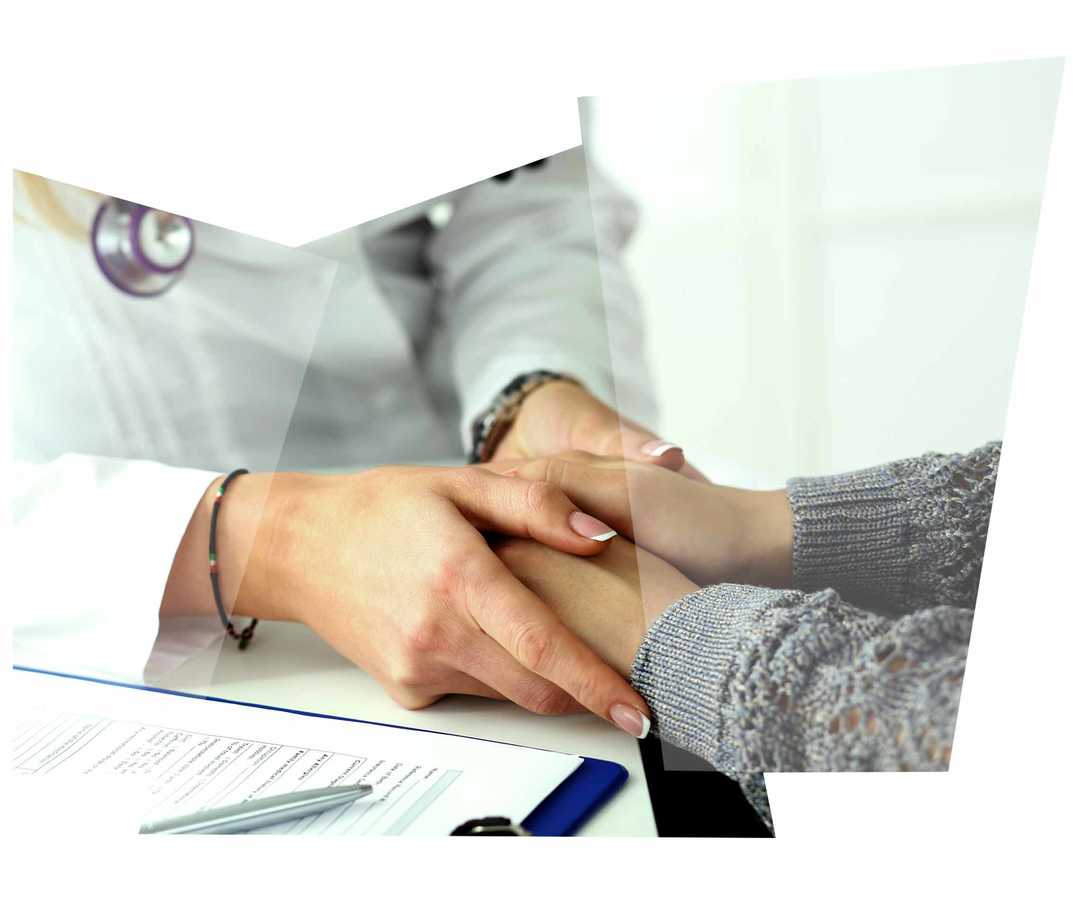 Leben mit NET: Eine Ärztin tröstet eine Patientin nach der Diagnose