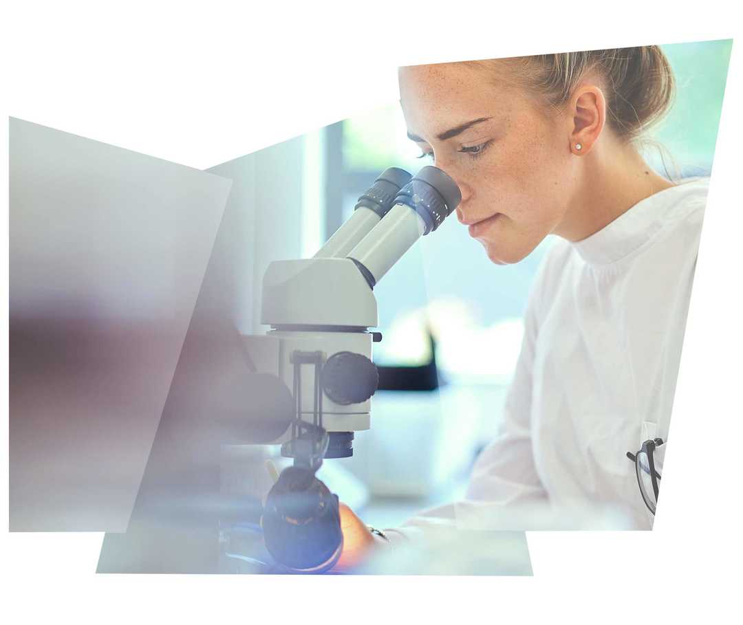 Leben mit NET: Eine Laborassistentin untersucht eine Gewebeprobe mit dem Mikroskop Leben mit NET: Eine Laborassistentin untersucht eine Gewebeprobe mit dem Mikroskop