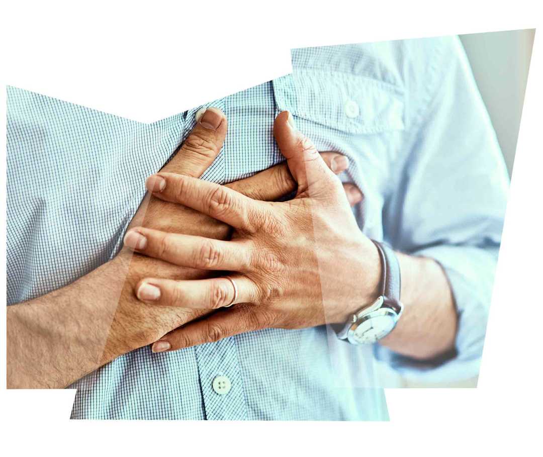 Leben mit NET: Ein Mann fasst sich mit beiden Händen an seine linke Brustseite