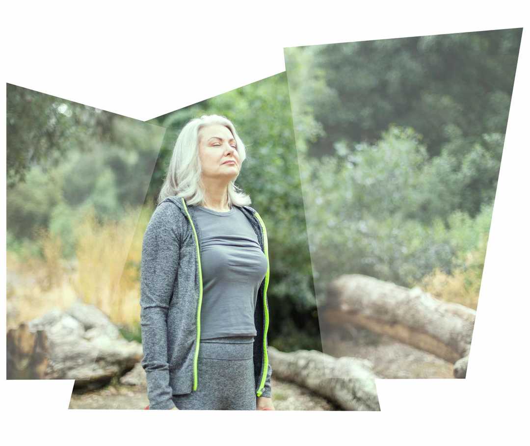 Leben mit NET: Eine ältere Frau mit Hanteln im Wald