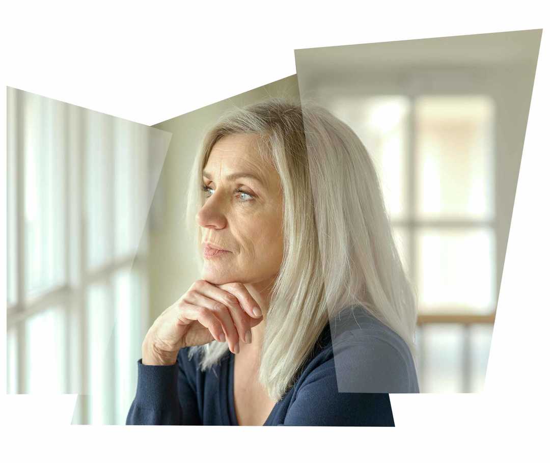 Leben mit NET: Eine nachdenkliche Frau schaut aus dem Fenster Leben mit NET: Eine nachdenkliche Frau schaut aus dem Fenster