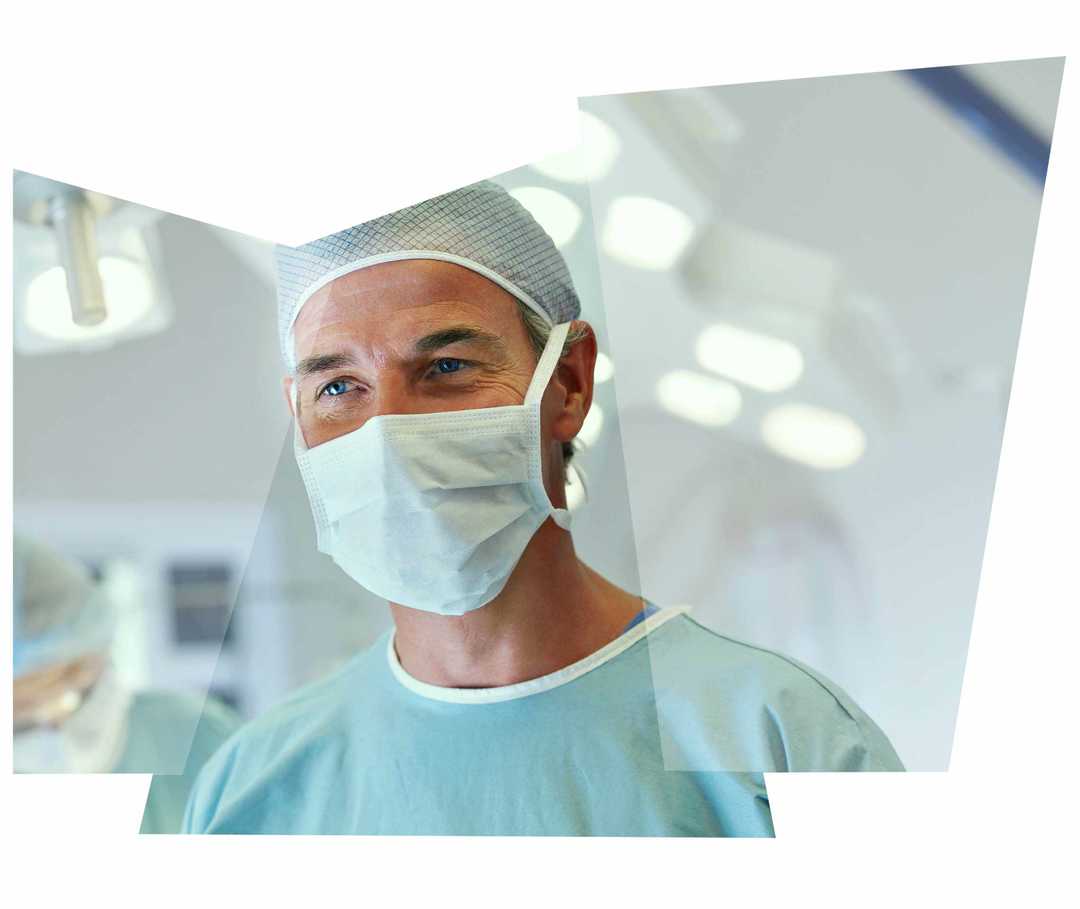 Leben mit NET: Ein Arzt im OP-Saal kurz vor der Operation Leben mit NET: Ein Arzt im OP-Saal kurz vor der Operation