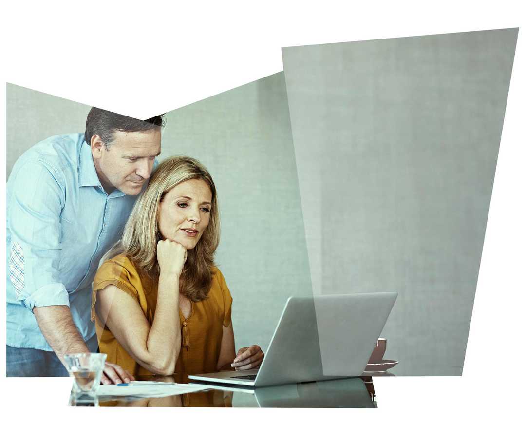 Leben mit NET: Ein Paar informiert sich im Internet über neuroendokrine Tumoren