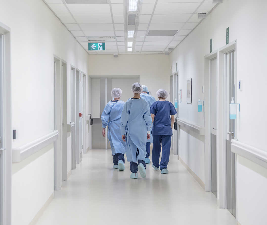 Leben mit NET: Medizinische Personal in einem Krankenhausflur