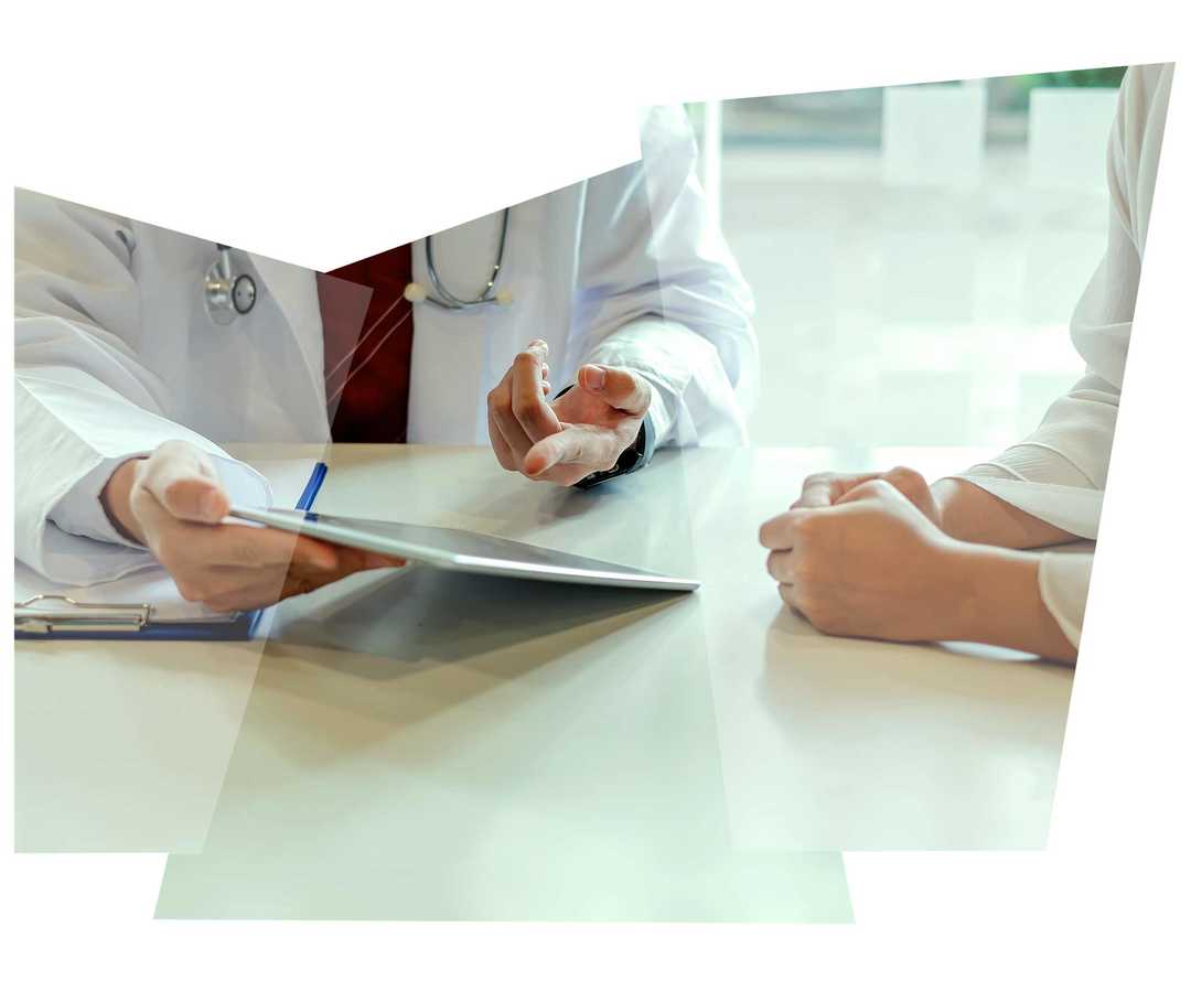 Leben mit NET: Eine Ärztin bespricht mit einer Patientin eine Diagnose