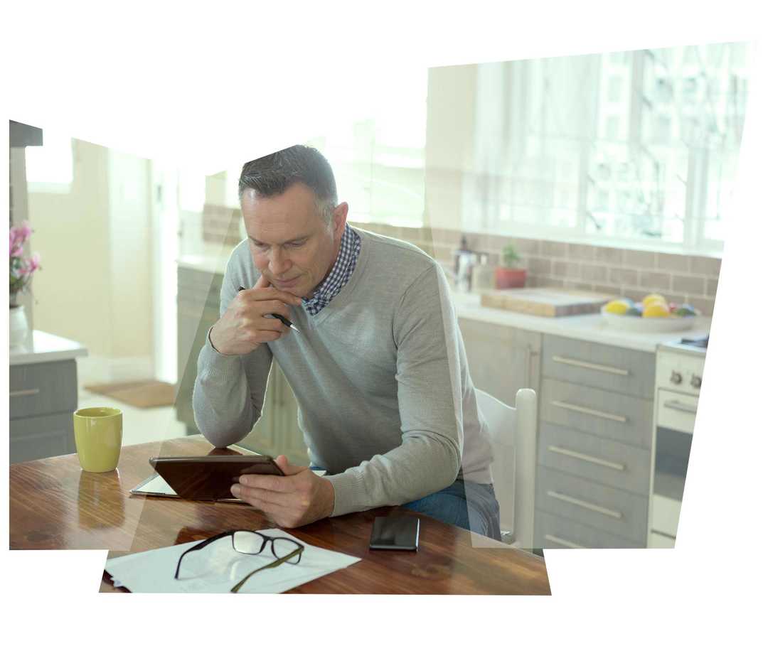 Leben mit NET: Ein Mann informiert sich im Internet über neuroendokrine Tumoren