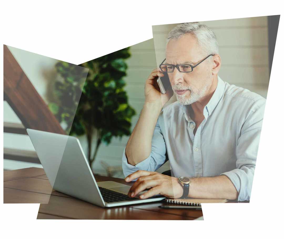 Leben mit NET: EIn Patient recherchiert mit Telefon und Notebook nach weiteren Informationen