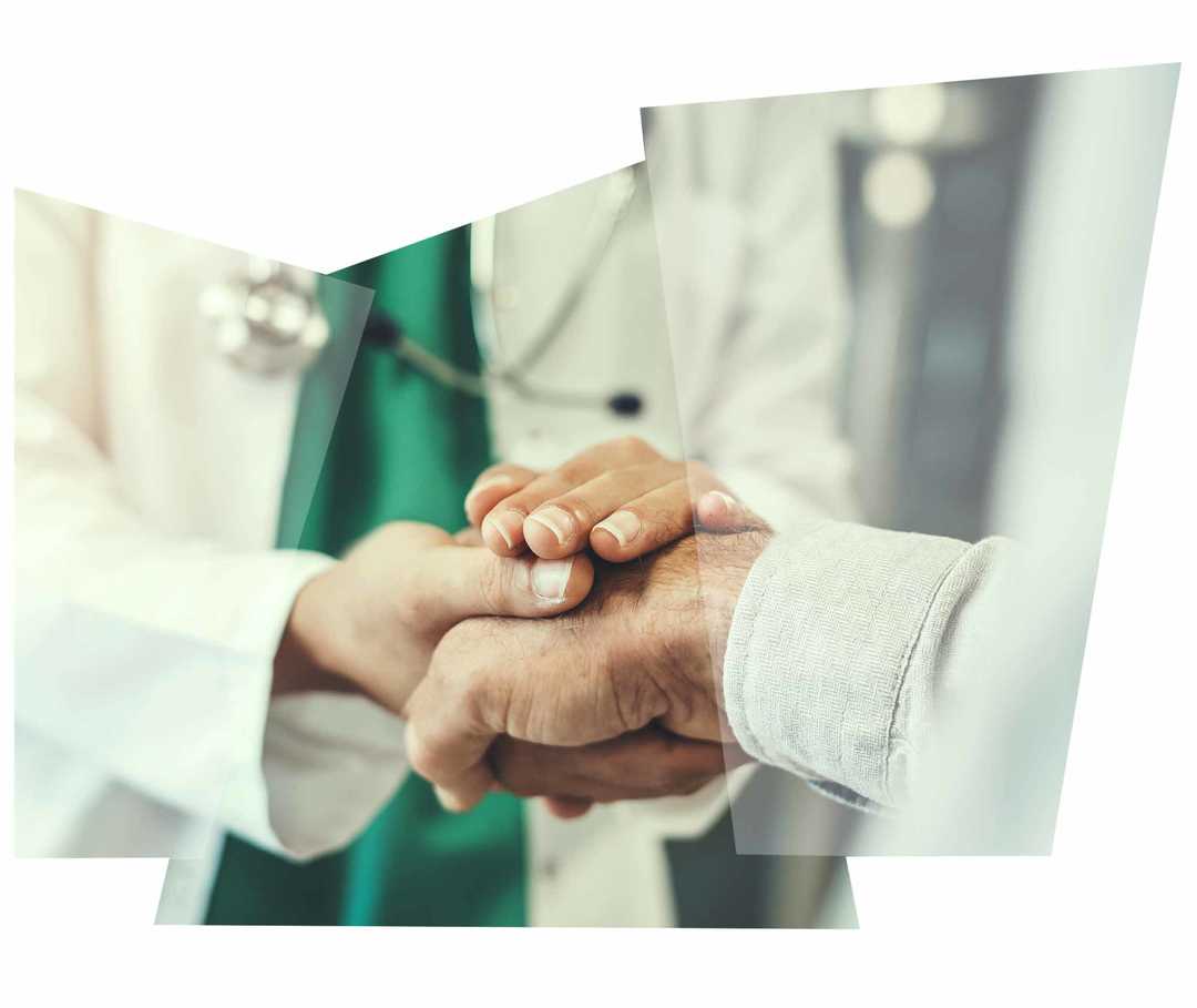 Leben mit NET: Eine Ärztin nimmt die rechte Hand eines Patienten in ihre Hände