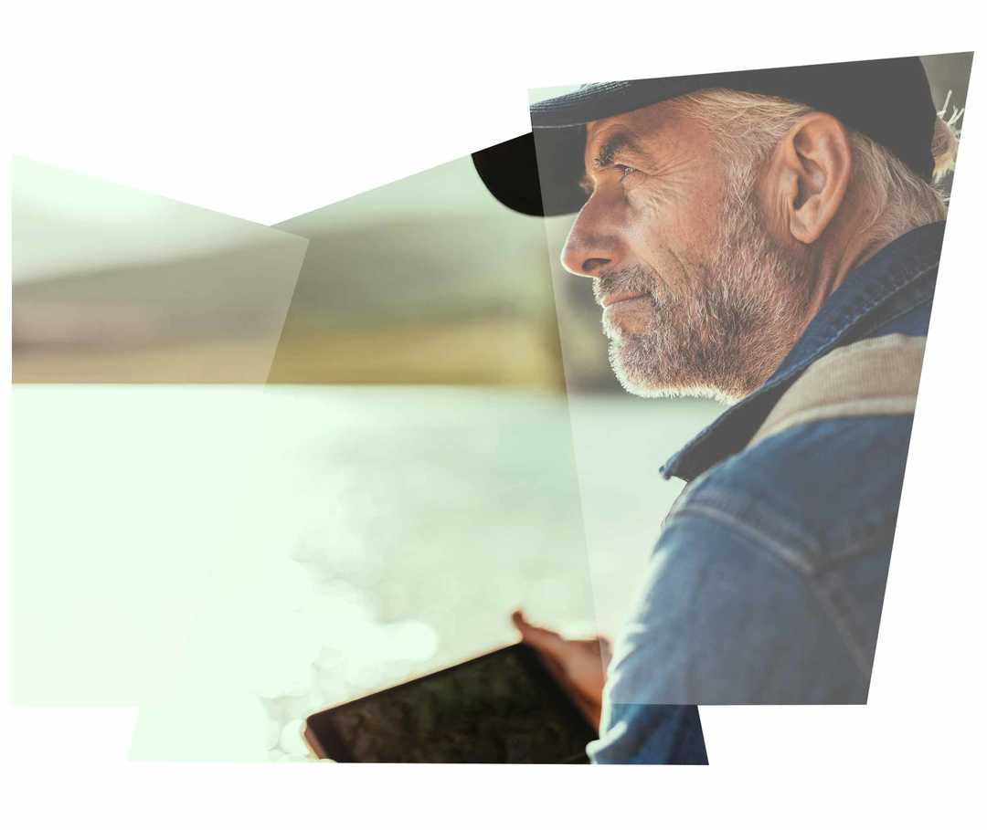 Leben mit NET: Ein Mann schaut nachdenklich über einen See Leben mit NET: Ein Mann schaut nachdenklich über einen See