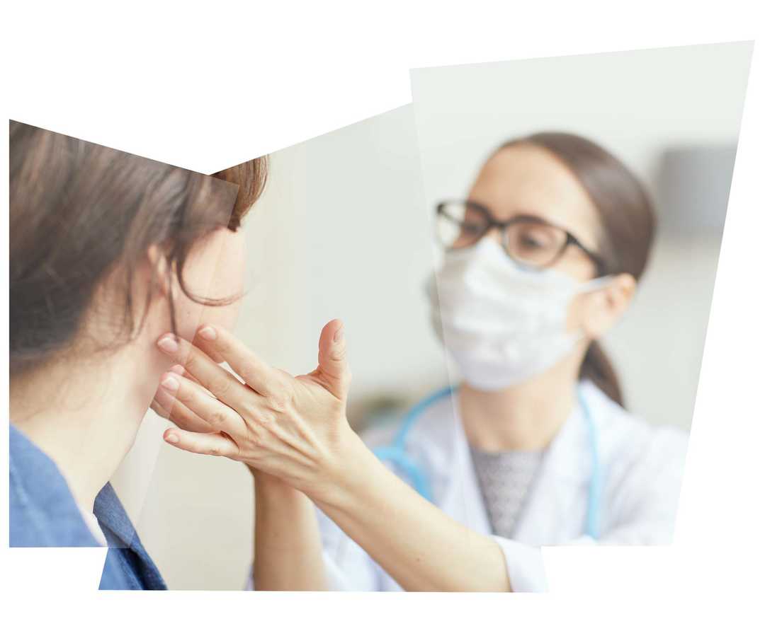 Leben mit NET: Eine Ärztin untersucht den Mundraum einer Patientin Leben mit NET: Eine Ärztin untersucht den Mundraum einer Patientin