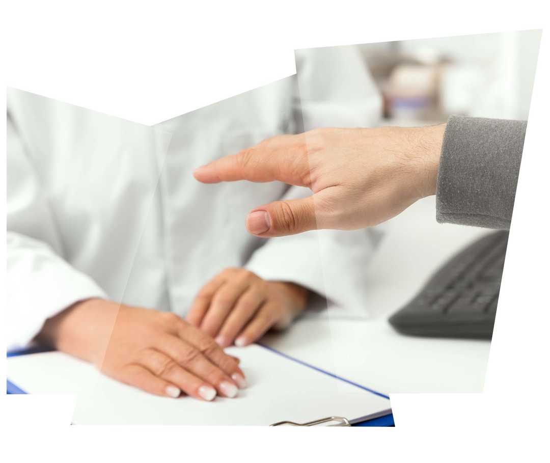  Leben mit NET: Ein Patient zeigt seiner Ärztin die rechte Hand 