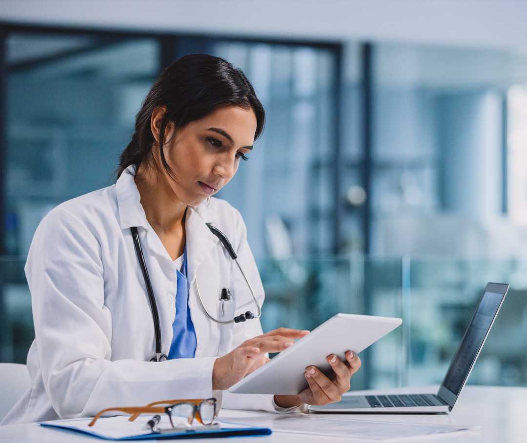 Ärztin recherchiert